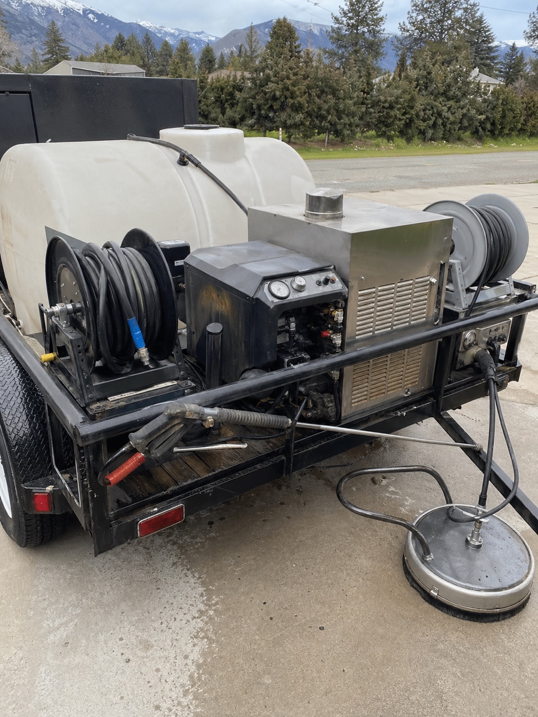 Commercial hot-water pressure washing rig with hose reels and surface cleaner